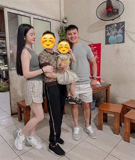 Không còn giấu giếm bạn gái hot girl công khai sánh đôi Quang Hải ở quê nhà