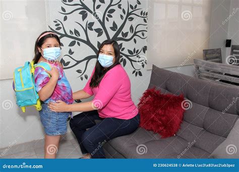 Latina Moeder En Dochter Bereiden Zich Voor Op Weer Naar School Met Rugzak En Masker In De