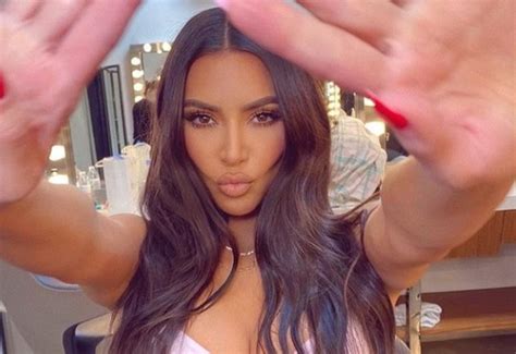 Kim Kardashian Broncea Sus Curvas Con Bikini