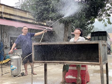 Thợ sửa xe hot nhất MXH Quay MV phiên bản cây nhà lá vườn không quần là áo lượt vẫn thu về