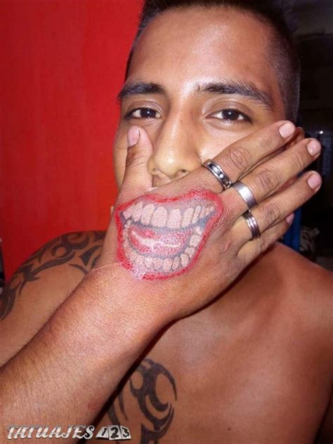 Sonrisa En La Mano Tatuajes123