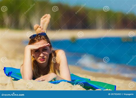 Muchacha De Las Vacaciones De Verano En Bikini Que Toma El Sol En La
