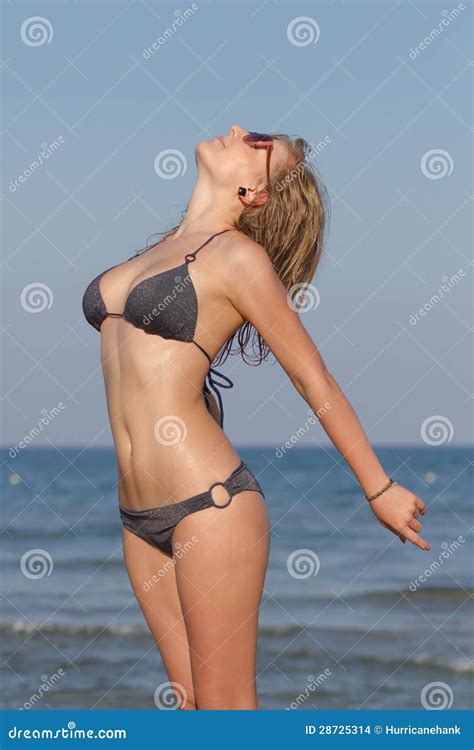 Fille Blonde Sexy Sur La Plage Photo Stock Image Du Blonde Sunglasses