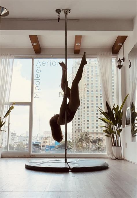 Chị Kính Hồng Vân Hugo mặc bikini khoét hông như Ngọc Trinh múa cột