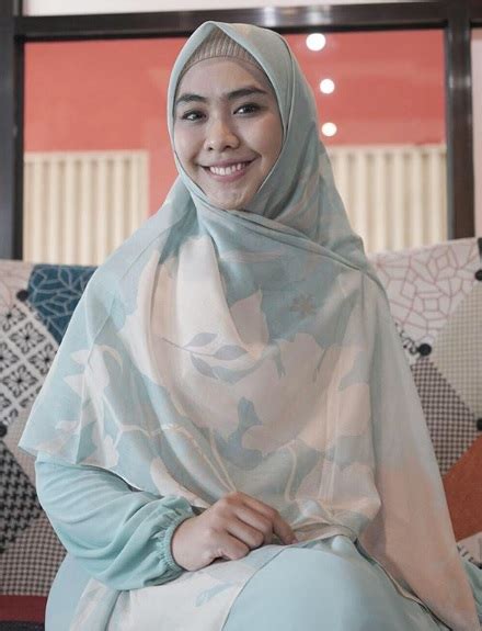 Oki Setiana Dewi Muslimah Tak Hanya Diukur Dari Hijab Okezone Celebrity