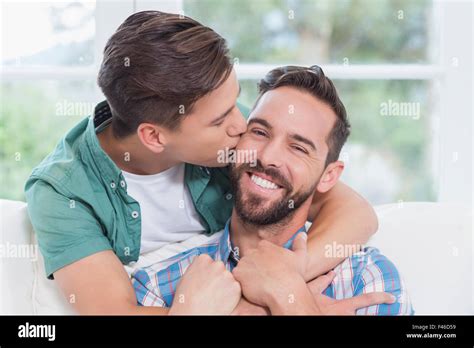 Hommes gay qui sembrassent Banque de photographies et dimages à haute résolution Alamy