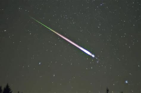 ternyata meteorid meteor  meteorit  berbeda  perbedaannya
