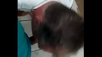 Chupada rápida en el baño de la estación de autobuses XVIDEOS