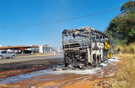 Nibus Que Transportava Onze Passageiros Pega Fogo Na Br Em Araguari