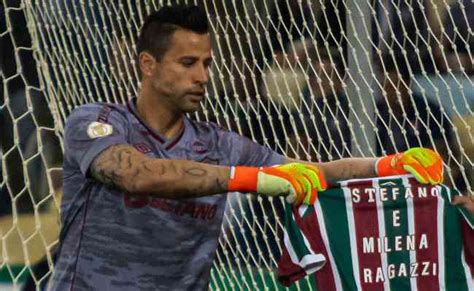 Goleiro Fábio e Fluminense homenageiam Stéfano e Milena Raggazzi