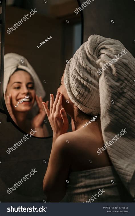 Hundred Naked Woman In Front Of Mirror Royalty Free Images Stock Photos Pictures