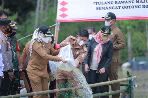 Tebar 50 Ribu Ikan Bupati Winarti Bentuk Kepedulian Kita Terhadap