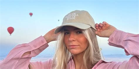 FOTO Lies Zhara Paradeert Over Het Strand In Een Iets Te Kleine Bikini