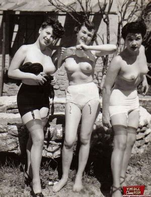 Hot Sexy Naked Vintage Beauties Outdoors In XXX Dessert Picture 12