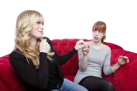 Junge Schöne Blonde Und Rote Behaarte Mädchen Erhalten Zigarette Weg Ein Stockbild Bild von