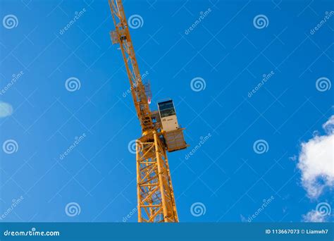 Одиночный кран конструкции Isoalted на кабине голубого неба Стоковое ...
