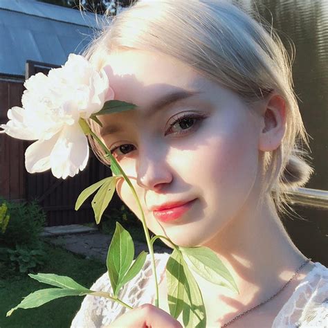 Hot girl Nga sở hữu nét đẹp trong trẻo ngọt ngào tựa nàng thơ Báo Dân trí