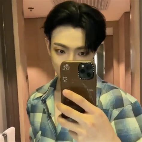 Hongjoong Ateez Icon Selca Mirror Selfie Selfie Mirror