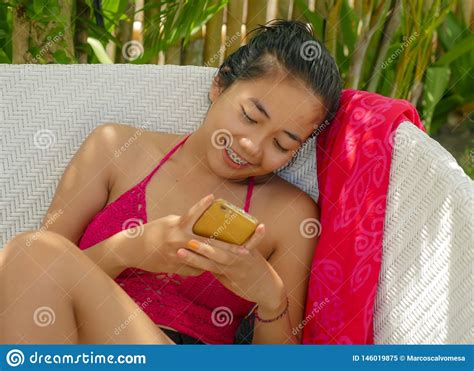 Muchacha Indonesia Asi Tica Feliz Y Hermosa Joven Del Adolescente En Bikini Que Sonr E En Cama