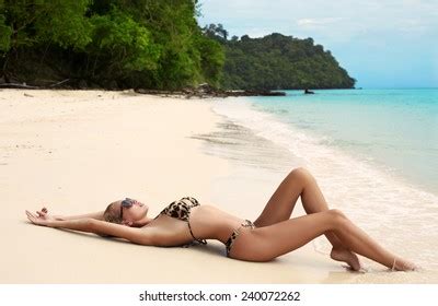 Hundred Pretty Girl Long Blond Hair Bikini Her Royalty Free Images Stock Photos Pictures