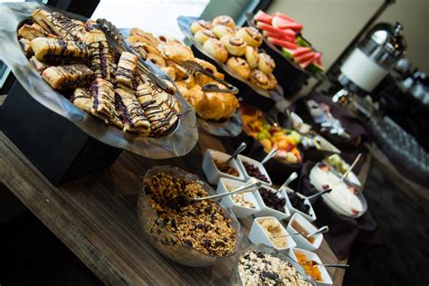 Buffet De Desayuno Del Hotel En Vacaciones Consigue Un Plato Saludable