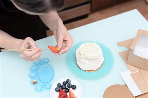 Mujer Pastelera En Casa Decorando Pastel De Merengue Casero Pavlova Con