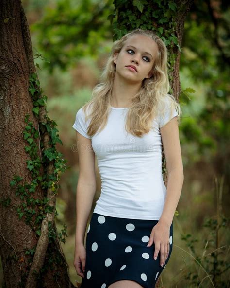 Belle Adolescente Blonde Dehors Dans Les Bois Image stock Image du modèle forêt 69028599