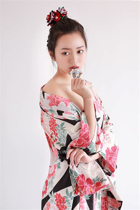 Hot streamer sinh năm khoe bộ ảnh kimono nóng bỏng với số đo