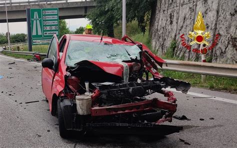 Tragedia Allalba Frontale Tra Due Auto Un Morto E Un Ferito Nordest