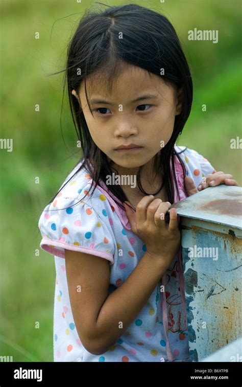 Petite Fille Vietnamienne Sur La Route De Hanoi Vietnam Photo Stock