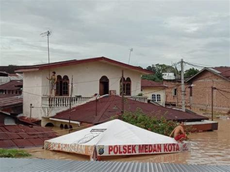 Gosumut Banjir Dengan Ketinggian Air Meter Landa Kecamatan