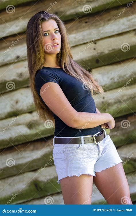 Hübsche Brunette Frau stockfoto Bild von land mädchen 83790768