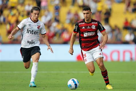 Victor Hugo ganha sequência no Flamengo de Sampaoli e desponta entre os