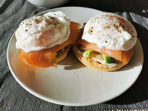 Toast Mit Avocado Lachs Und Pochiertem Ei