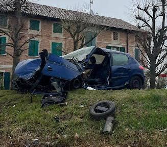 Schianto Tra Auto E Camion Muore Un Enne