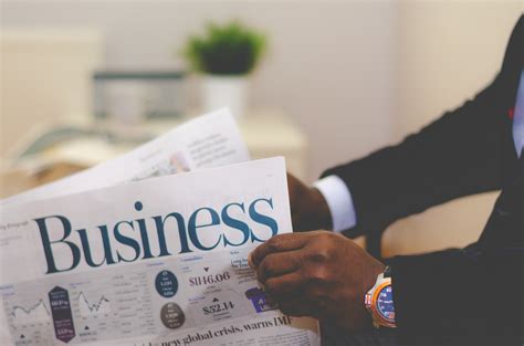 kartinki pismo ruka celovek muzskoi gazeta kolonka dengi