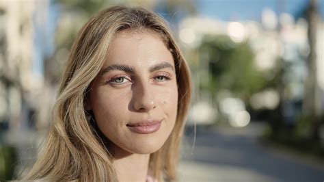 Jeune femme blonde debout avec une expression sérieuse dans la rue Photo Gratuite