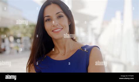 Junge brunette frau Fotos und Bildmaterial in hoher Auflösung Alamy