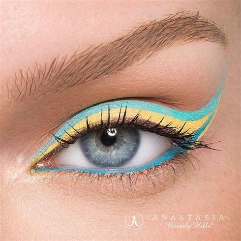 How to Apply Dramatic Colorful Eyeliner - Pretty Designs