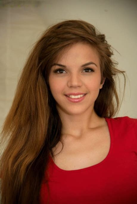 Cute Amateur Brooke Lynn Makes Her Nude Modeling Debut On Staircase