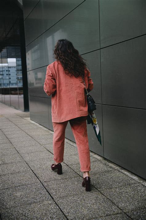Le Blazer Et Le Pantalon Carotte D Atelier Brunette Cha S Hands