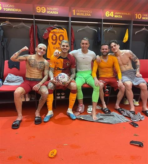 FutbolArena on Twitter Galatasaray soyunma odasından galibiyet pozu