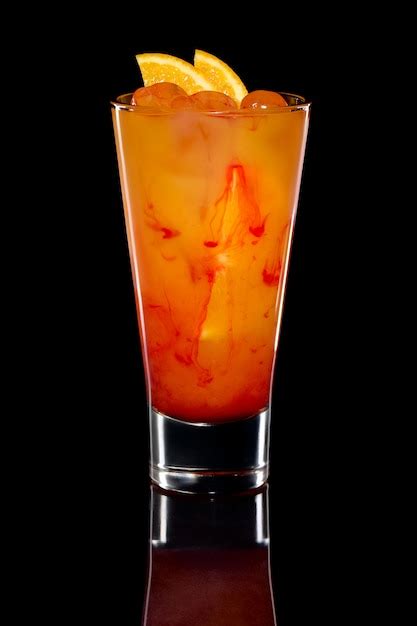 Vodka E Suco De Laranja - Cocktail com suco de laranja, vodka e calda de morango | Foto Premium