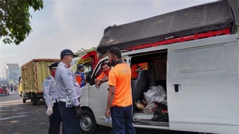 Sembunyi Di Balik Barang Kiriman Di Mobil Logistik Pemudik Ini