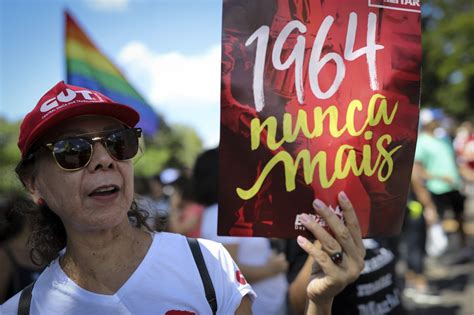 Nos 55 anos do golpe grupo protesta em Brasília veja fotos