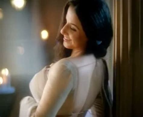 Vidya Balan Naked Back Expose Kamapichachi Actress Wallpapers Kamapisachi Actors