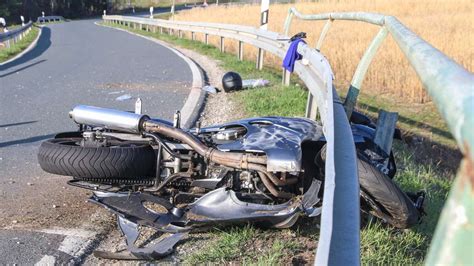 Passau Bayern Motorradfahrer Stirbt Bei R Tselhaftem Unfall Zwei