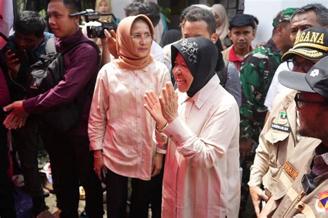 Mensos Risma Sambangi Pengungsi Terdampak Banjir Lahar Dingin Di Padang