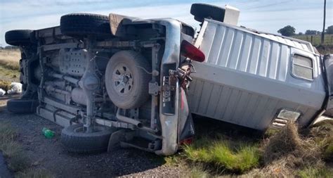 Dos Personas Hospitalizadas Tras El Vuelco De Una Camioneta Con Carro