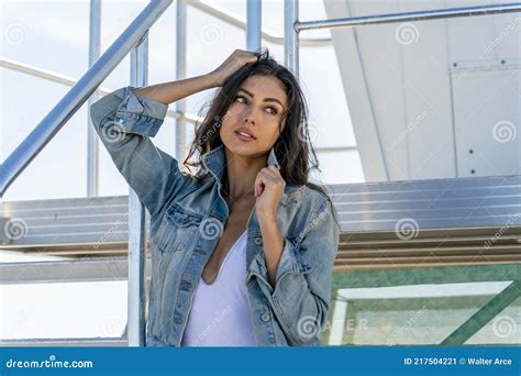 Precioso Bikini De Raza Mixta Modelo Posando Al Aire Libre En Una Playa Del Caribe Imagen De